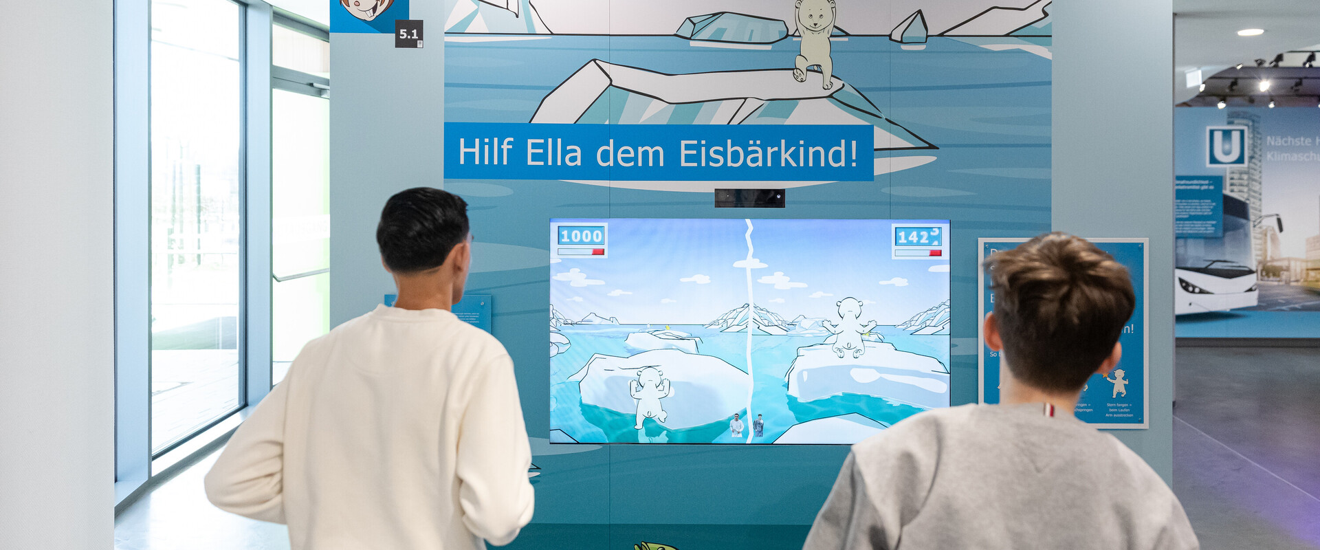Zei Jungs treten beim interaktiven Sopiel "Ella Eisb&auml;r" gegeneinander an.